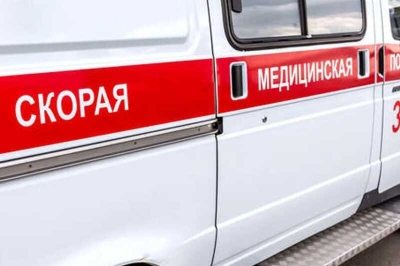 В Новгородской области на трехлетнюю девочку с пятого этажа дома сбросили стекло
